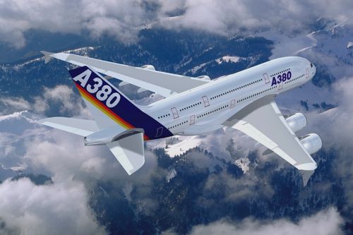 Airbusin kehittelem�n uuden j�ttikoneen A380:n on m��r� nousta taivaalle vuonna 2005. Sen kahdelle t�ysmittaiselle matkustajakannelle mahtuu per�ti 555 matkustajaa.