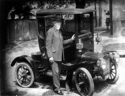 Cadillacin is� Henry M. Leland, joka t�ss� poseeraa vuoden 1905 Cadillac Osceolan vierell�, oli omaksunut varaosien pikkutarkan yhteensopivuuden ajatuksen nuorena miehen� Coltin asetehtaassa.
