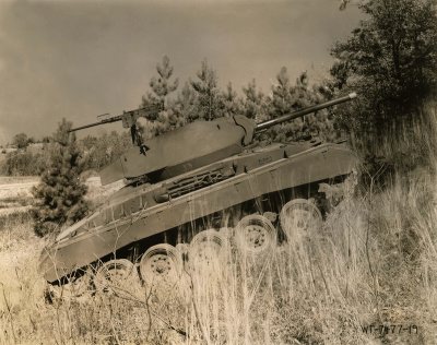 Toisen maailmansodan aikana Cadillac valmisti useita erilaisia kevyit� panssarivaunuja. M-24-tankissa oli Hydra-Matic-automaattivaihteisto.