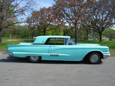 Helsinkil�isen Harry Hamarin beibi, vuoden 1958 T-bird.