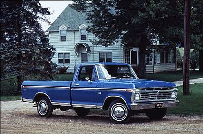 Amerikkalaiset punaniskat suosivat suurikokoisia avolava-autoja (engl. truck). Fordin F-100 Pickup (kuvassa vuoden 1973 malli) on niist� suosituin.