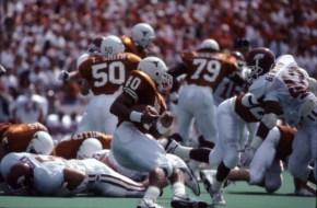 ...mm. Texasin yliopiston jalkapallojoukkueelle.