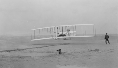 Historiallinen hetki: Orville Wright lent�� Flyer-lentokoneella 17.12.1903 Wilbur-veljen seuratessa henke��n pid�tellen vierelt�.
