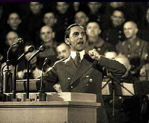 Hitlerin propagandaministeri Joseph Goebbels pit�� puhetta